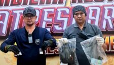 Personel Satresnarkoba Polresta Sumenep menunjukkan barang bukti sabu yang disita dari tersangka kasus narkoba. (KLIKMADURA)