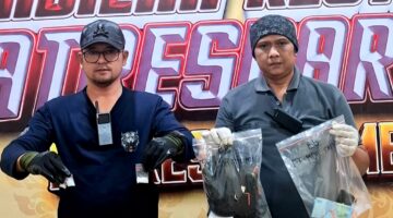 Personel Satresnarkoba Polresta Sumenep menunjukkan barang bukti sabu yang disita dari tersangka kasus narkoba. (KLIKMADURA)