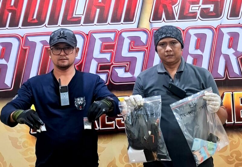 Personel Satresnarkoba Polresta Sumenep menunjukkan barang bukti sabu yang disita dari tersangka kasus narkoba. (KLIKMADURA)