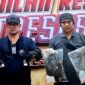 Personel Satresnarkoba Polresta Sumenep menunjukkan barang bukti sabu yang disita dari tersangka kasus narkoba. (KLIKMADURA)