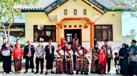 Empat juara dalam ajang FTBI Jawa Timur saat diarak di sepanjang Kecamatan Batumarmar Pamekasan. (KLIKMADURA)