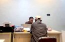 Mat Naji, pelapor dugaan penggelapan yang dilakukan Bripka W saat dimintai keterangan. (KLIKMADURA)
