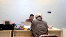 Mat Naji, pelapor dugaan penggelapan yang dilakukan Bripka W saat dimintai keterangan. (KLIKMADURA)