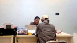 Mat Naji, pelapor dugaan penggelapan yang dilakukan Bripka W saat dimintai keterangan. (KLIKMADURA)