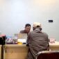 Mat Naji, pelapor dugaan penggelapan yang dilakukan Bripka W saat dimintai keterangan. (KLIKMADURA)