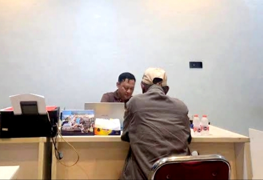 Mat Naji, pelapor dugaan penggelapan yang dilakukan Bripka W saat dimintai keterangan. (KLIKMADURA)