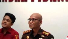 Kepala Kejaksaan Negeri (Kajari) Sampang, Moh. Iqbal saat memberikan keterangan pers. (KLIKMADURA)