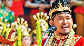 Bupati Sumenep, Dr. Achmad Fauzi Wongsojudo mengenakan baju adat Keraton Sumenep. (KLIKMADURA)