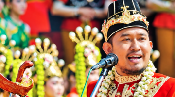 Bupati Sumenep, Dr. Achmad Fauzi Wongsojudo mengenakan baju adat Keraton Sumenep. (KLIKMADURA)