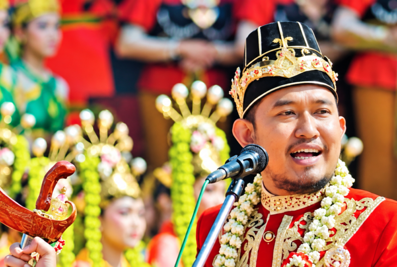 Bupati Sumenep, Dr. Achmad Fauzi Wongsojudo mengenakan baju adat Keraton Sumenep. (KLIKMADURA)