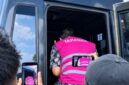 Bendahara RSUD Mohammad Zyn masuk ke mobil tahanan mengenakan rompi pink usah ditetapkan sebagai tersangka kasus korupsi oleh Kejari Sampang. (ALI MUCHTAR / KLIKMADURA)
