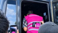 Bendahara RSUD Mohammad Zyn masuk ke mobil tahanan mengenakan rompi pink usah ditetapkan sebagai tersangka kasus korupsi oleh Kejari Sampang. (ALI MUCHTAR / KLIKMADURA)