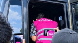 Bendahara RSUD Mohammad Zyn masuk ke mobil tahanan mengenakan rompi pink usah ditetapkan sebagai tersangka kasus korupsi oleh Kejari Sampang. (ALI MUCHTAR / KLIKMADURA)