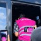 Bendahara RSUD Mohammad Zyn masuk ke mobil tahanan mengenakan rompi pink usah ditetapkan sebagai tersangka kasus korupsi oleh Kejari Sampang. (ALI MUCHTAR / KLIKMADURA)