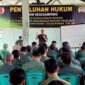 Prajurit Kodim 0828/Sampang antusias mengikuti penyuluhan hukum. (KLIKMADURA)