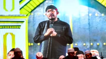Bupati Sumenep Dr. Achmad Fauzi Wongsojudo menyampaikan sambutan saat haul raja-raja. (KLIKMADURA)