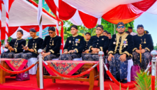 Bupati Sumenep Dr. Achmad Fauzi Wongsojudo (kanan) saat menghadiri upacara peringatan Hari Jadi ke-757 Kabupaten Sumenep. (KLIKMADURA)
