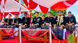 Bupati Sumenep Dr. Achmad Fauzi Wongsojudo (kanan) saat menghadiri upacara peringatan Hari Jadi ke-757 Kabupaten Sumenep. (KLIKMADURA)
