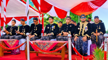 Bupati Sumenep Dr. Achmad Fauzi Wongsojudo (kanan) saat menghadiri upacara peringatan Hari Jadi ke-757 Kabupaten Sumenep. (KLIKMADURA)