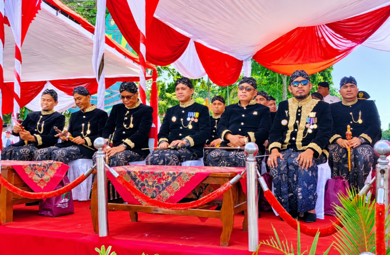 Bupati Sumenep Dr. Achmad Fauzi Wongsojudo (kanan) saat menghadiri upacara peringatan Hari Jadi ke-757 Kabupaten Sumenep. (KLIKMADURA)