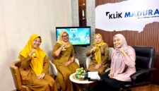 Kapus Batumarmar Pamekasan Nurhayatun bersama staf Puskesmas Batumarmar saat menghadiri podcast kesehatan di kantor Klik Madura, Senin (26/10/2026) (TANGKAPAN LAYAR).