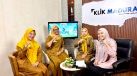Kapus Batumarmar Pamekasan Nurhayatun bersama staf Puskesmas Batumarmar saat menghadiri podcast kesehatan di kantor Klik Madura, Senin (26/10/2026) (TANGKAPAN LAYAR).