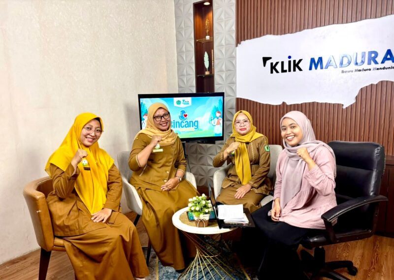 Kapus Batumarmar Pamekasan Nurhayatun bersama staf Puskesmas Batumarmar saat menghadiri podcast kesehatan di kantor Klik Madura, Senin (26/10/2026) (TANGKAPAN LAYAR).