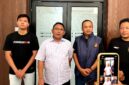Kasat Reskrim Polres Pamekasan AKP Yoyok Hardianto (bahu putih), saat menggelar konferensi pers. (KLIKMADURA)