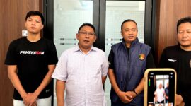 Kasat Reskrim Polres Pamekasan AKP Yoyok Hardianto (bahu putih), saat menggelar konferensi pers. (KLIKMADURA)