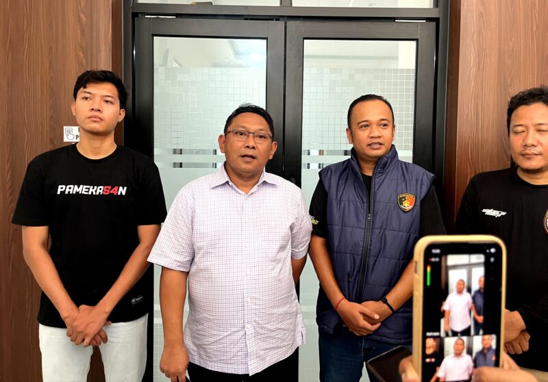 Kasat Reskrim Polres Pamekasan AKP Yoyok Hardianto (bahu putih), saat menggelar konferensi pers. (KLIKMADURA)