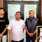 Kasat Reskrim Polres Pamekasan AKP Yoyok Hardianto (bahu putih), saat menggelar konferensi pers. (KLIKMADURA)