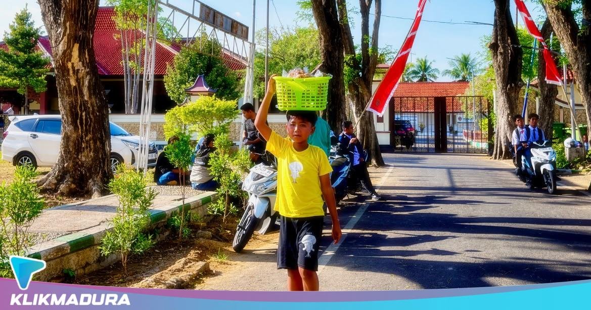 Kisah Satrio, Bocah Kelas 6 SD di Pamekasan Nyambi Jualan Kacang Rebus Demi Meringankan Beban Orang Tua