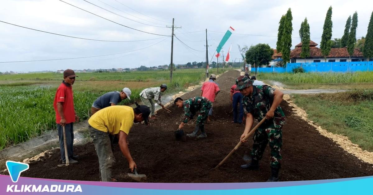 Gotong Royong Bangkit di Desa Panyepen, Warga dan TNI Bahu Membahu Sukseskan TMMD ke-129
