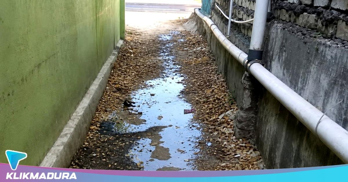 Limbah Dapur MBG Diduga Meluap hingga Badan Jalan, Jadi PR Lingkungan Warisan Eks Kepala DLH Sampang