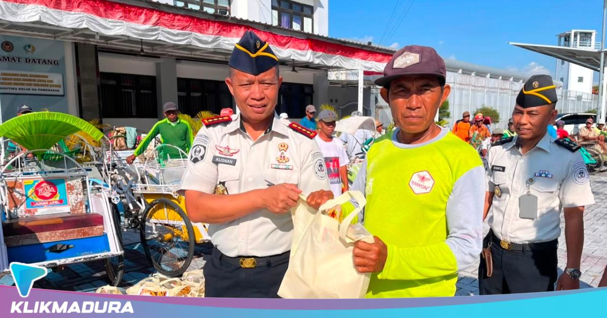 Sambut HUT ke-81 RI, Lapas Narkotika Pamekasan Bagikan 125 Paket Beras kepada Tukang Becak