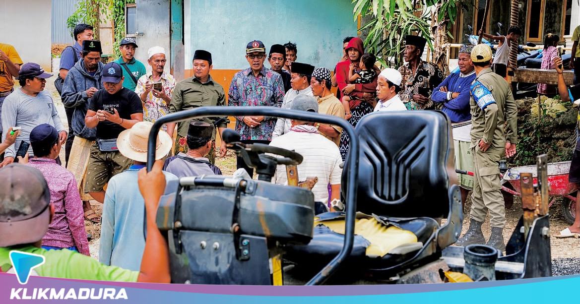 Prihatin Jalan Belum Terjangkau Anggaran, Bupati Pamekasan Bantu Perbaikan Jalan Swadaya Sepanjang 1,7 Kilometer