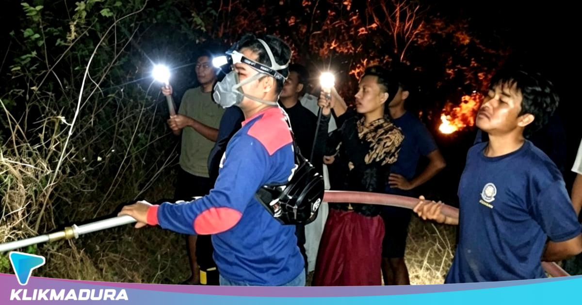 Lahan Gambut Larangan Gulbung Terbakar, Damkar Sampang Jinakkan Api dalam 30 Menit