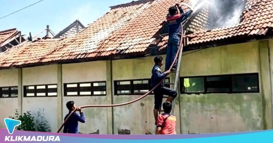 Sekolah Kebakaran Saat Libur, Tiga Ruang Kelas SDN Rongtengah 5 Sampang Hangus Dilalap Api