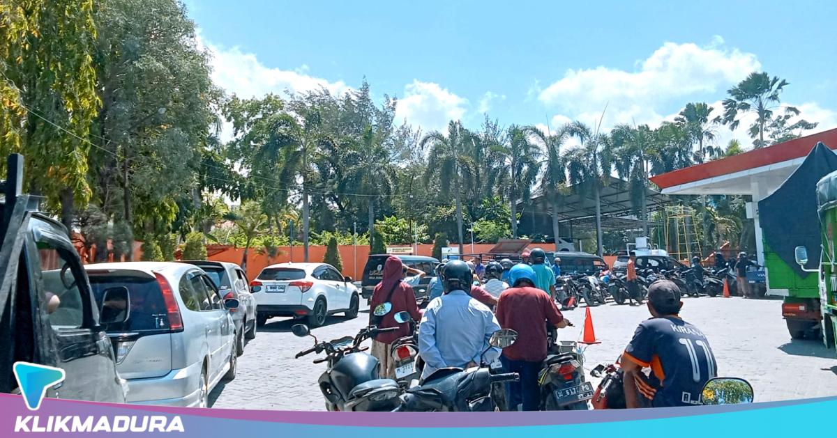 Satu Orang Bawa Empat Motor Demi Dapat Pertalite, Antrean SPBU Banyuanyar Sampang Mengular Lebih dari 1 Kilometer