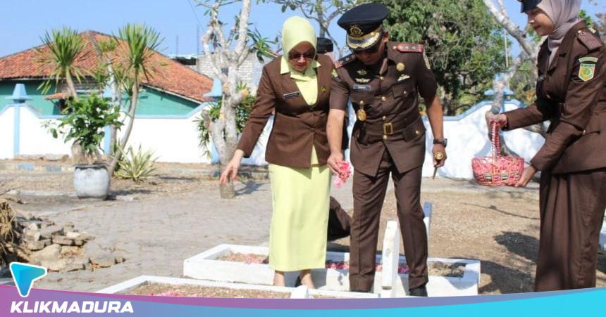 Peringati Hari Lahir ke-81 Kejaksaan, Kejari Sampang Ziarah dan Tabur Bunga di TMP Kusuma Negara