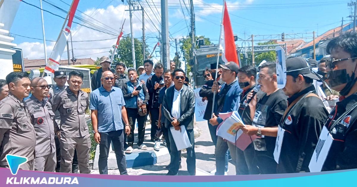 Massa Demo Kejari Sampang, Desak Dugaan Penyimpangan BLUD RSUD dr. Mohammad Zyn Diusut Tuntas
