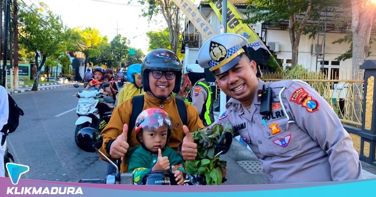 Polantas Sampang Apresiasi Pengendara Tertib Lalu Linta, Bagikan Sayur Hasil Panen Sendiri