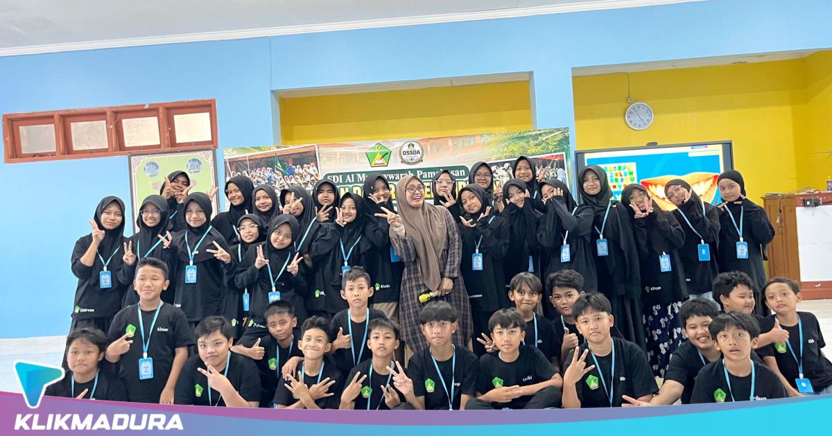 Direktur Klik Madura Bekali Pengurus Organisasi Santri SDI Al-Munawwarah Public Speaking