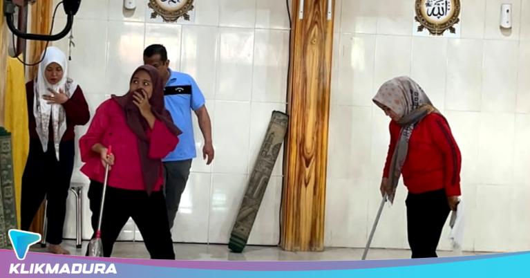 Front One Azana Style Pamekasan Bersih-bersih Masjid Al Mukhlisin, Dorong Gerakan Peduli Tempat Ibadah