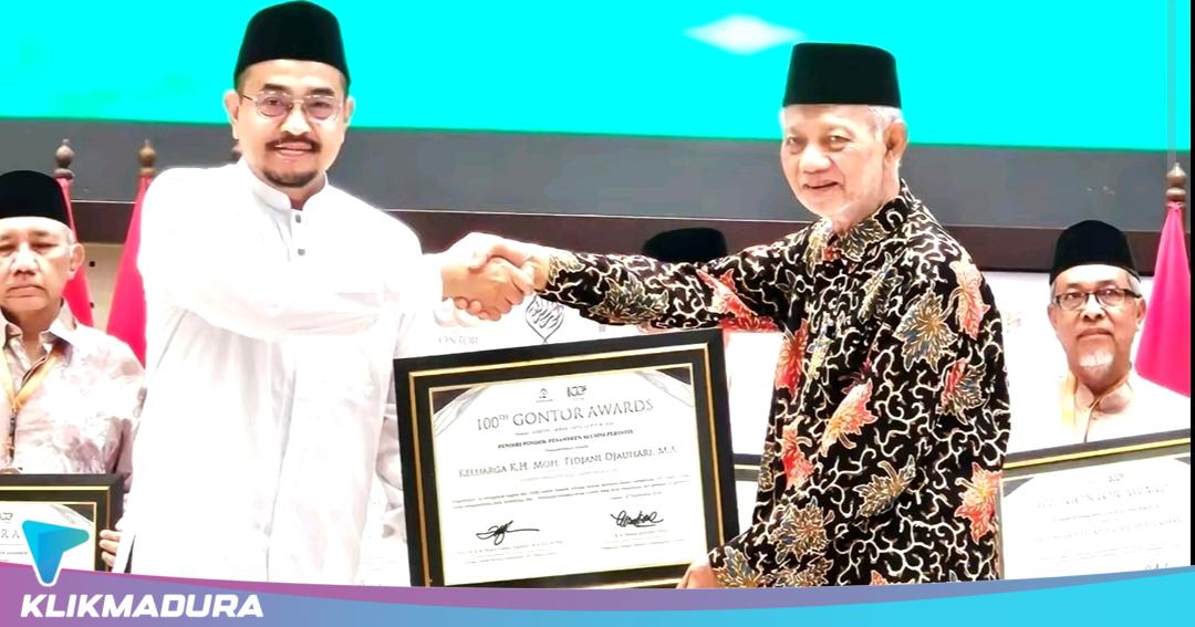 Keluarga KH. Moh. Tidjani Djauhari Terima 100th Gontor Awards di Peringatan Seabad Gontor