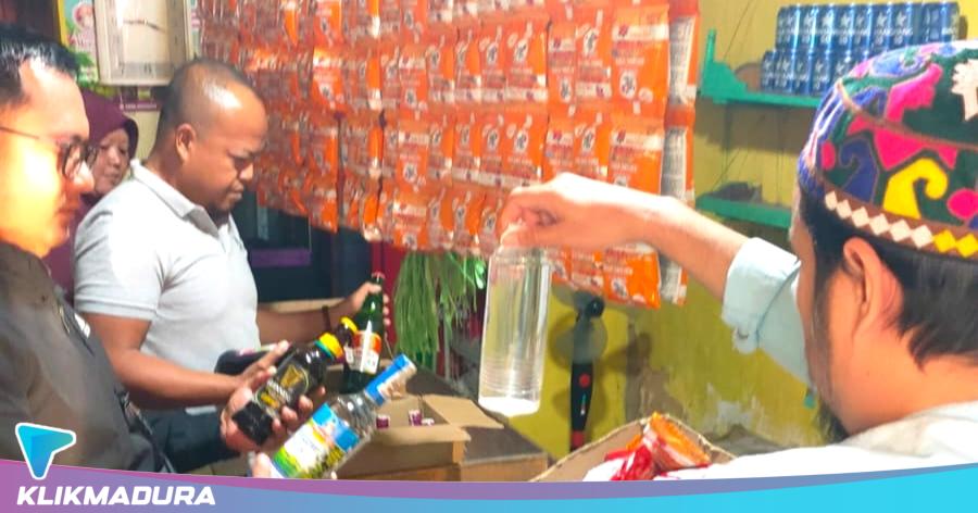 Toko Kelontong Bangselok Kedapatan Simpan Puluhan Botol Miras, Satresnarkoba Sumenep Turun Tangan