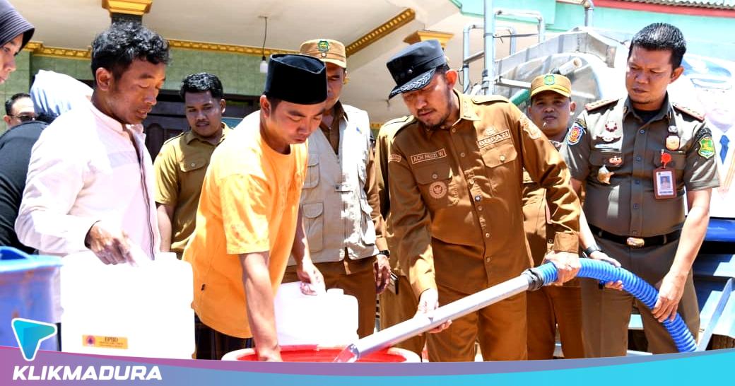 Bupati Fauzi Turun Tangan Atasi Kekeringan, 1,2 Juta Liter Air Bersih Disalurkan kepada Warga Terdampak