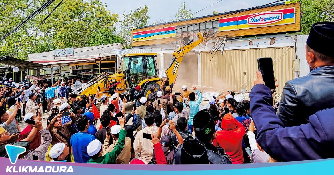 Ratusan Simpatisan Ponpes Bongkar Indomaret di Pamekasan Pakai Alat Berat