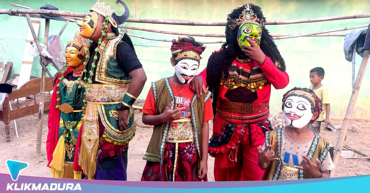 UTM Dampingi Warga Lestarikan Tari Topeng Patenteng, Ritual Sakral Meminta Hujan di Bangkalan