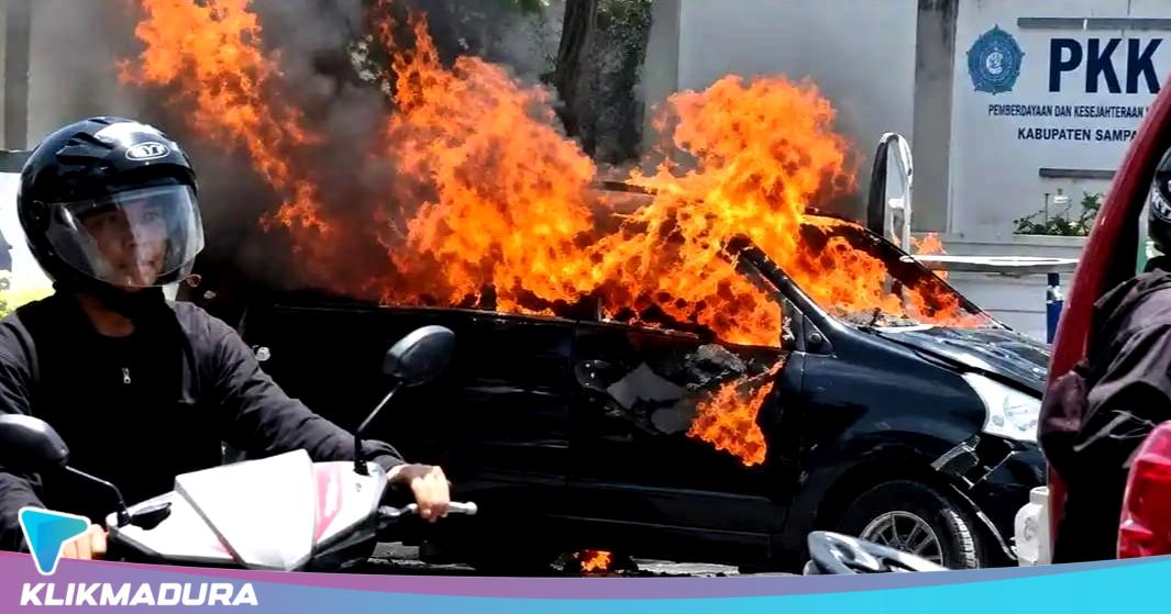 Usai Keluar dari SPBU, Mobil Xenia Terbakar dan Tabrak Tiang di Sampang, Dua Orang Terluka